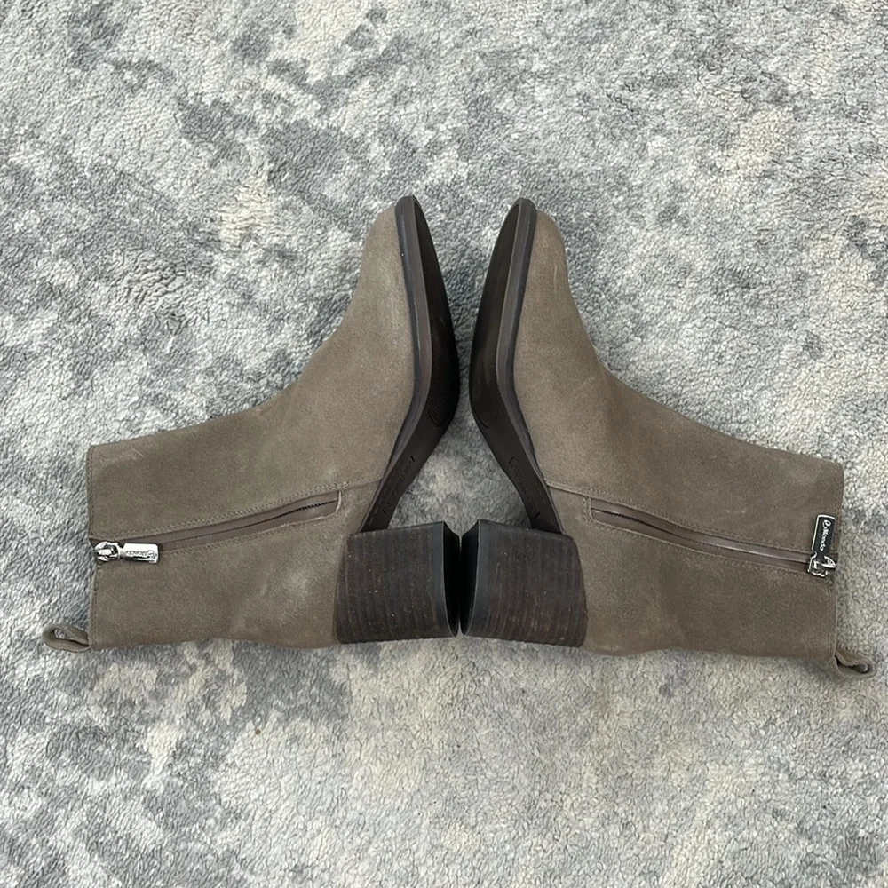 New Blondo Waterproof Sonali Ankle Boot Dark Taupe Suede Stacked Heel Sz 6